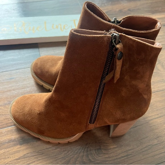 Paul Green Sloane Lug Sole Suede Booties NWOT - Picture 5 of 9